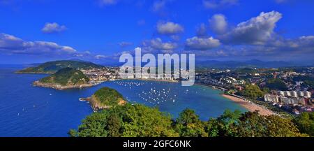 Saint-Sébastien, Espagne. 24 août 2021. Vue aérienne depuis le mont Igueldo de la plage Concha avec l'île de Santa Clara et le mont Urgull à San Sebastian Guipuzkoa.la Concha Beach est l'un des meilleurs endroits touristiques de San Sebastián, situé au coeur de la ville, Il offre au visiteur la possibilité de profiter de vues magnifiques, telles que celle offerte par la baie en forme de mer avec l'île de Santa Clara dans le centre, et sur les côtés les montagnes Urgull et Igeldo. Crédit : SOPA Images Limited/Alamy Live News Banque D'Images