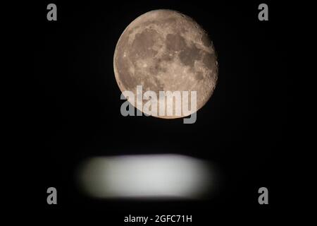 Londres, Royaume-Uni. 24 août 2021. Une pleine lune, également connue sous le nom de Sturgeon Moon d'août s'élève au-dessus de Twickenham à Londres. Crédit : SOPA Images Limited/Alamy Live News Banque D'Images