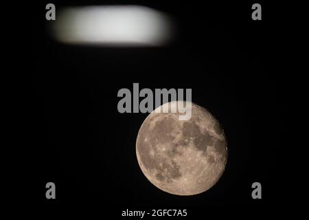 Londres, Royaume-Uni. 24 août 2021. Une pleine lune, également connue sous le nom de Sturgeon Moon d'août s'élève au-dessus de Twickenham à Londres. (Photo de Tejas Sandhu/SOPA Images/Sipa USA) Credit: SIPA USA/Alay Live News Banque D'Images