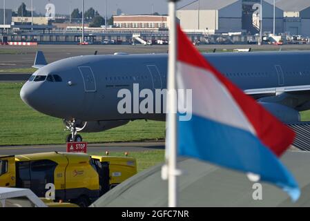 L'illustration montre un drapeau des pays-Bas à l'arrivée d'un avion militaire affrété Airbus A330 MRTT transportant des personnes évacuées d'A Banque D'Images