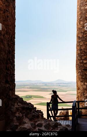 Femme visitant les tours des moulins à vent historiques sur une colline Banque D'Images