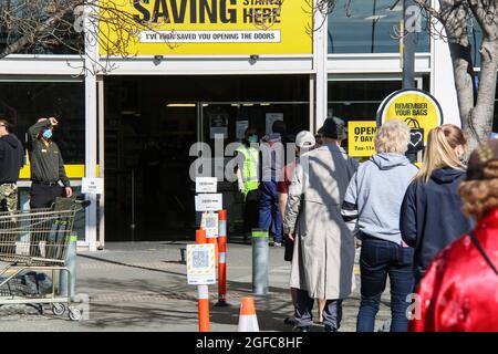 Christchurch, Nouvelle-Zélande. 24 août 2021. Les clients font la queue au supermarché Christchurch. L'épidémie de variante delta en Nouvelle-Zélande a vu une forte affluence de personnes qui voulaient être testées, 50,000, des personnes ont été testées hier et plus de 80,000 vaccinations. Jusqu'à présent, le virus n'a été détecté que dans l'île du Nord, à Auckland et à Wellington, 63 nouveaux cas ont été confirmés, portant le total à 210, 12. Crédit : SOPA Images Limited/Alamy Live News Banque D'Images