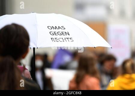 Vienne, Autriche. 24 août 2021. Démonstration les droits de l'homme ne sont pas négociables, en solidarité avec le peuple afghan. La manifestation a lieu devant le Ministère de l'intérieur sur Minoritenplatz. Grands-parents contre la droite . Banque D'Images