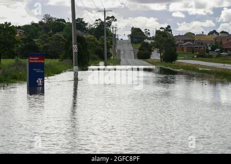 Des eaux profondes inondent l'autoroute Heatherton Road à Dandenong Banque D'Images