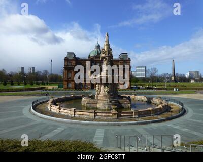 Dolton Fountain Glasgow Écosse parc personnes place des jets d'eau de grande pierre de construction Queen Victoria sur les marches nuages nuage dôme noir Banque D'Images