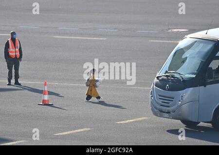 L'illustration montre une fille allant de l'avion à l'autobus à l'arrivée d'un avion militaire affrété Airbus A330 MRTT transportant des données évacuées Banque D'Images