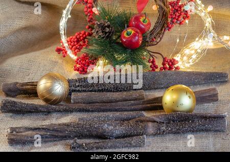 Composition festive avec gâteries pour chiens sur le sac. Estomac de bœuf séché. Tripe de bœuf de différentes tailles. Gâteries pour animaux de compagnie à croquer. Couronne de Noël à l'arrière Banque D'Images