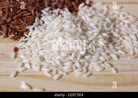 Riz Arborio à grain court pour cuire le risotto au riz brun Banque D'Images