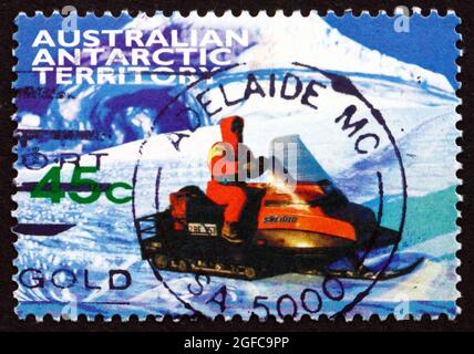 AUSTRALIE - VERS 1998 : un timbre imprimé en Australie, territoire antarctique australien montre Snowmobile, mode de transport, vers 1998 Banque D'Images