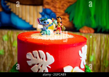 New York Etats Unis 25 Juin 21 Vue De La Fete D Anniversaire Avec Stitch Et Theme Lilo En Arriere Plan Et Gateau Dans Le Champ De L Avant Plan Photo Stock Alamy