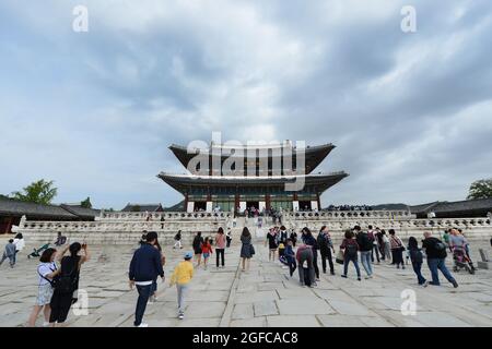 Geunjeongjeon Hall au palais Gyeongbokgung de Séoul, en Corée. Banque D'Images