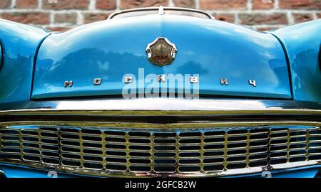 Moskvich 403, capot peint en bleu de la voiture russe avec corps en pot lors d'un spectacle de voiture classique à Lehnin, Allemagne, le 21 août 2021. Banque D'Images