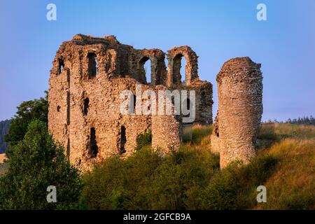 Coucher de soleil sur les ruines du château de Clun Shropshire Hills, West Midlands Banque D'Images