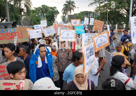 Des agriculteurs de Kulonprogo, Yogyakarta, prennent des mesures lors d'une déconcentration du jour de mai à Yogyakarta, demandant au gouvernement indonésien de prendre des mesures pour réformer les terres. Yogyakarta, Indonésie. 1er mai 2008. Banque D'Images