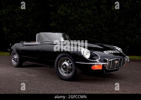 La conduite de la dernière Jaguar E-Type. Châssis N° 1S/2872 a noir V12 Roadster enregistrement HDU 555N construit en 06/1974 Banque D'Images