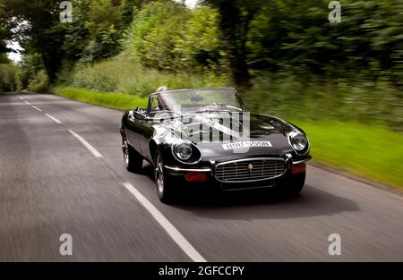 La conduite de la dernière Jaguar E-Type. Châssis N° 1S/2872 a noir V12 Roadster enregistrement HDU 555N construit en 06/1974 Banque D'Images