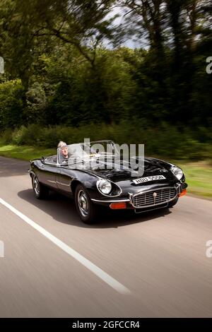 La conduite de la dernière Jaguar E-Type. Châssis N° 1S/2872 a noir V12 Roadster enregistrement HDU 555N construit en 06/1974 Banque D'Images