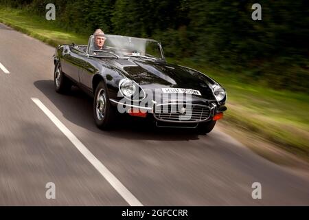 La conduite de la dernière Jaguar E-Type. Châssis N° 1S/2872 a noir V12 Roadster enregistrement HDU 555N construit en 06/1974 Banque D'Images