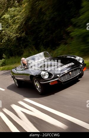 La conduite de la dernière Jaguar E-Type. Châssis N° 1S/2872 a noir V12 Roadster enregistrement HDU 555N construit en 06/1974 Banque D'Images