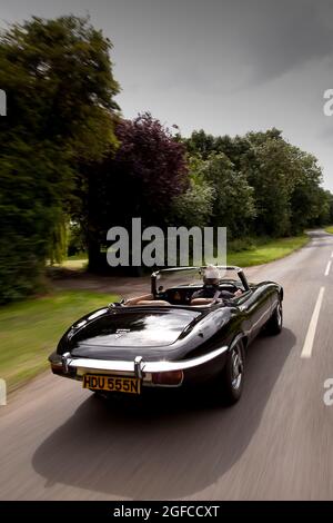 La conduite de la dernière Jaguar E-Type. Châssis N° 1S/2872 a noir V12 Roadster enregistrement HDU 555N construit en 06/1974 Banque D'Images