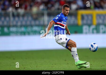 Genova, Italie. 23 août 2021. Valerio Verre de UC Sampdoria contrôle le ballon pendant la série UN match entre UC Sampdoria et AC Milan au Stadio Luigi Ferraris . Banque D'Images