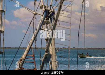 Pêcheurs arrivant dans leur panga ou bateau de pêche au port maritime de Yavaros. Les Yavaros-Moroncaris sont situés dans la municipalité de Huatabampo Sonora Mexico. (Photo de Luis Gutierrez / NortePhoto.com) Pescadores legando en su panga o bote de pesca al puerto marítimo Yavaros. Yavaros-Moroncaris se encuentran en el municipio de Huatabampo Sonora Mexico. (Photo de Luis Gutierrez / NortePhoto.com) Banque D'Images