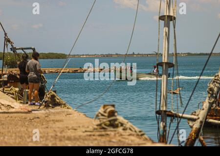 Pêcheurs arrivant dans leur panga ou bateau de pêche au port maritime de Yavaros. Les Yavaros-Moroncaris sont situés dans la municipalité de Huatabampo Sonora Mexico. (Photo de Luis Gutierrez / NortePhoto.com) Pescadores legando en su panga o bote de pesca al puerto marítimo Yavaros. Yavaros-Moroncaris se encuentran en el municipio de Huatabampo Sonora Mexico. (Photo de Luis Gutierrez / NortePhoto.com) Banque D'Images