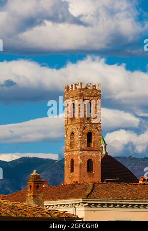 Vue sur l'église des Saints John et Reparata clocher médiéval et dôme au milieu des nuages s'élève au-dessus des charmants toits du centre historique de Lucques Banque D'Images