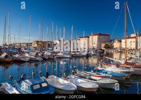 Piran, Slovénie - 23 août 2016: Soirée dans le port de plaisance de Piran.le beau port de Piran est proche de l'entrée de la vieille ville. Banque D'Images