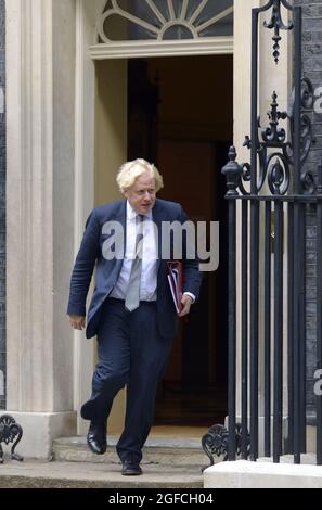 Le Premier ministre britannique Boris Johnson quitte le 10 Downing Street pour assister à une conférence virtuelle du G7 afin de discuter de la situation en Afghanistan. 24 août Banque D'Images