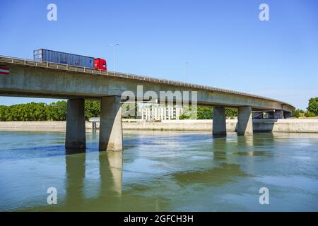 Arles, France. 4 août 2021. Un camion traverse un pont moderne en béton sur le Rhône. Banque D'Images