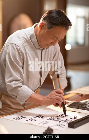 Man pratiquer la calligraphie dans l'étude Banque D'Images