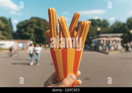 Des gaufres à base de churros sont à votre disposition dans la rue. Churos dessert de rue à base de pâte et de sucre. Bonbons de restauration rapide. Photo de haute qualité Banque D'Images