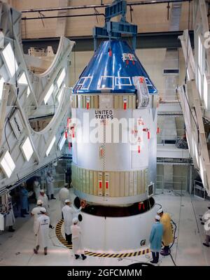 (5 août 1968) --- les modules de commandement et de service Apollo vaisseau spatial 101 sont mis en place pour l'accouplement avec l'adaptateur de module lunaire (SLA)-5 dans le bâtiment des opérations de l'engin spatial habité du Centre spatial Kennedy. Le vaisseau spatial Apollo 101 sera utilisé dans la première mission spatiale Apollo habitée, Apollo 7 (vaisseau spatial 101/Saturne 205) Banque D'Images