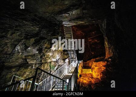 À l'intérieur d'une mine d'ardoise, visite de la mine Llechwedd Slate Deep Mine dans les grottes Zip World Slate Caverns, Snowdonia, pays de Galles, Royaume-Uni Banque D'Images