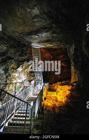 À l'intérieur d'une mine d'ardoise, visite de la mine Llechwedd Slate Deep Mine dans les grottes Zip World Slate Caverns, Snowdonia, pays de Galles, Royaume-Uni Banque D'Images