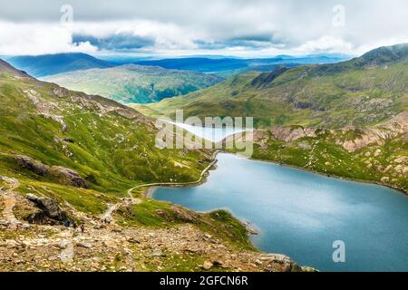 Vue sur le lac de Glaslyn et le lac de Llyn Llydaw plus loin du sentier vers le sommet de Snowdon, parc national de Snowdonia, pays de Galles, Royaume-Uni Banque D'Images