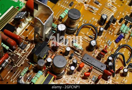 Composants électroniques sur Une carte de circuit imprimé vue de dessus image stock Banque D'Images
