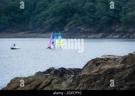 Fusion Voiliers se préparant à une course sur la rivière Helford par une froide journée froide à Cornwall. Banque D'Images