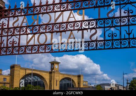 London St Pancras Station panneau avec Kings Cross en arrière-plan. Kings Cross St Pancras stations Londres. Banque D'Images