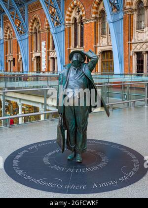 Statue de Sir John Betjeman à la gare de St Pancras Londres - Martin Jennings, sculpteur, 2007. Poète. Banque D'Images