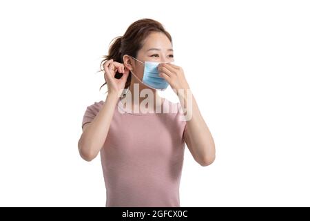 Jeune femme portant un masque chirurgical Banque D'Images