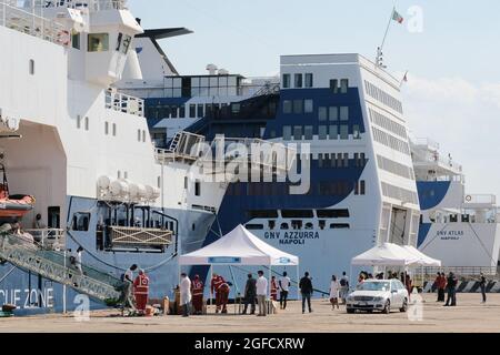 Augusta, Sicile, Italie, août 23, débarquement de 322 migrants Geo Barents. Des femmes, des enfants et des hommes de différentes nationalités débarquent dans le port de Syrusan après avoir été secourus par MSF le 2021 Banque D'Images