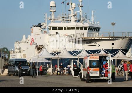 Augusta, Sicile, Italie, août 23, débarquement de 322 migrants Geo Barents. Des femmes, des enfants et des hommes de différentes nationalités débarquent dans le port de Syrusan après avoir été secourus par MSF le 2021 Banque D'Images