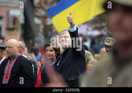 KIEV, UKRAINE - 24 AOÛT 2021 - l'ancien président de l'Ukraine Petro Porochenko, sa femme Maryna Porochenko et le politicien ukrainien Oleksandr Turchyno Banque D'Images