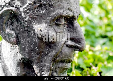 Buste de Leonard Woolf dans le jardin de Monk's House ; Büste von Leonard Woolf im Garten von Monk's House Banque D'Images