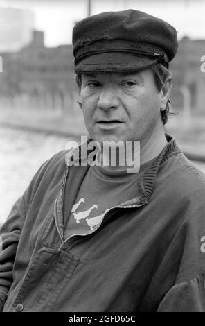 « Cap'n' Michael : acteur Michael Elphick en tant QUE BOON le personnage principal de la série Central TV BOON en 1985 prend le temps de filmer pour profiter de la vie sur l'artisanat du canal en apprenant à naviguer sur le bateau étroit à travers le système de canal de Birmingham. Banque D'Images