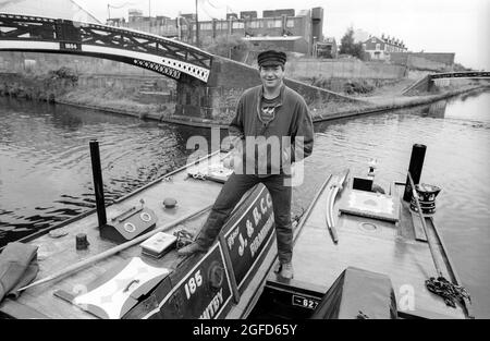 À bord de deux bateaux étroits dans l'acteur des canaux de Birmingham Michael Elphick comme BOON le personnage principal de la série de Central TV BOON en 1985 prend le temps de filmer pour profiter de la vie sur l'artisanat de canal. Banque D'Images