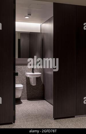 WC. 100 Liverpool Street, Londres, Royaume-Uni. Architecte : Hopkins Architects Partnership LLP, 2021. Banque D'Images