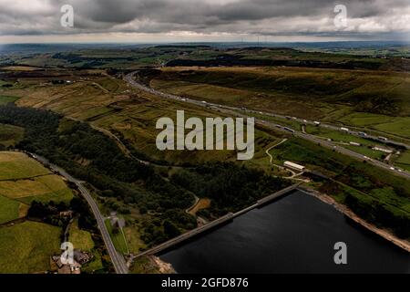 Rishworth Moor autoroute Ainley Haut M62 Stott Hall ferme aérienne oiseaux vue sur la maison au milieu de la route l'autoroute M62 a été construite autour Banque D'Images